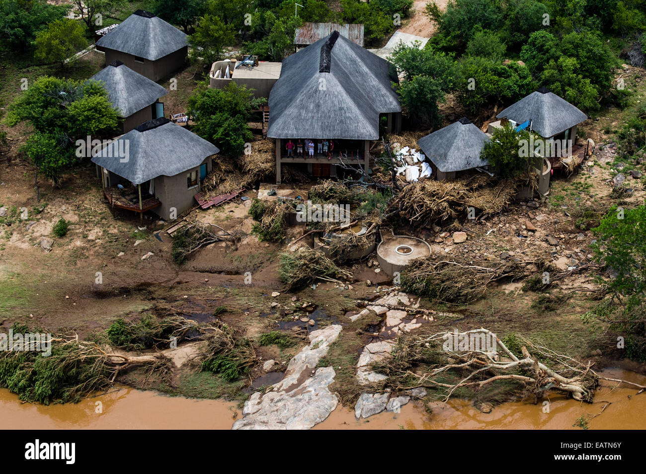 Eine Safari Resort verwüstet durch Flut Wasser Trapping Gäste und Mitarbeiter. Stockfoto