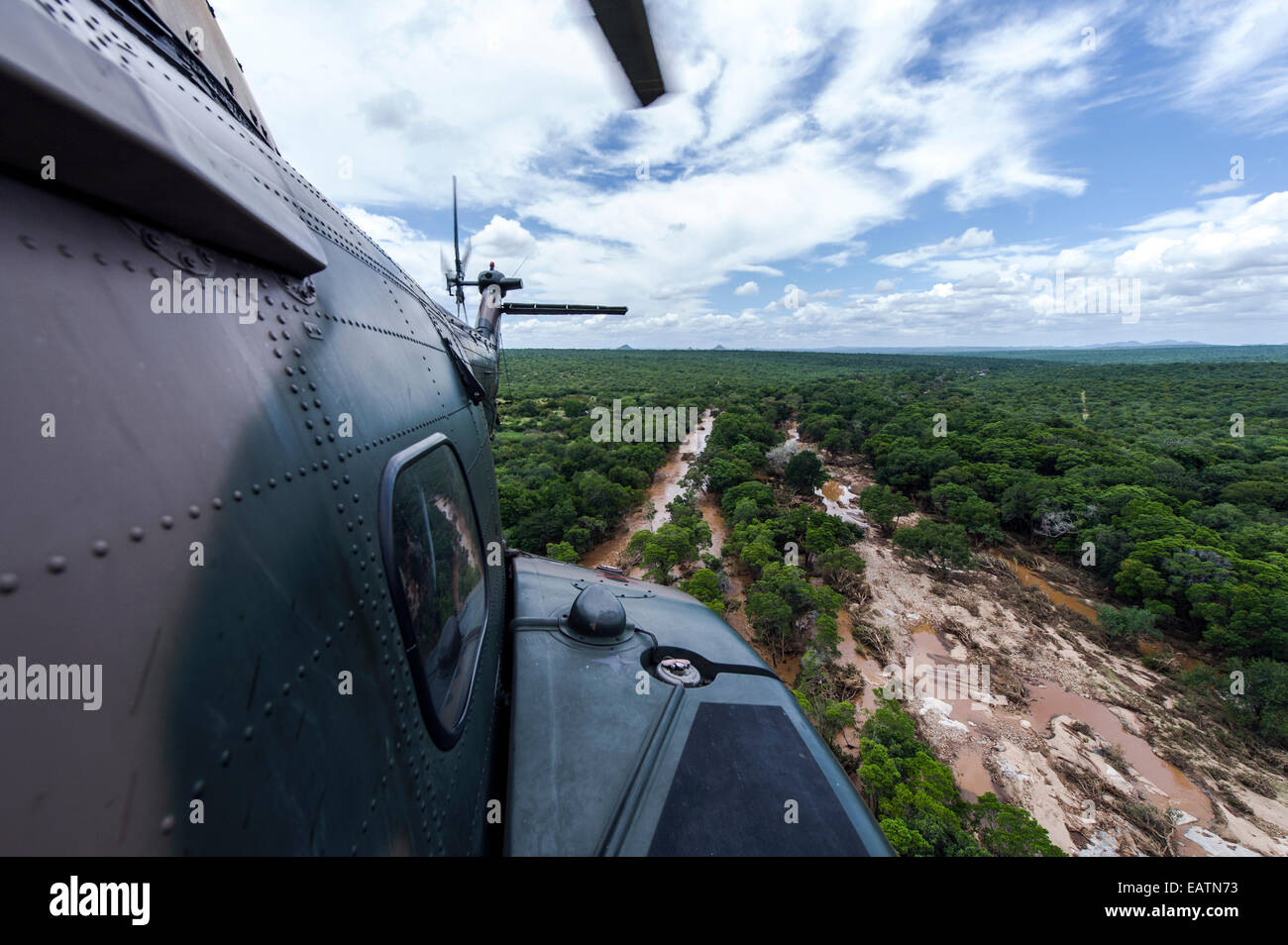 Der Rumpf einer Luftwaffe Hubschrauber Atlas Oryx auf Flut Patrouille. Stockfoto