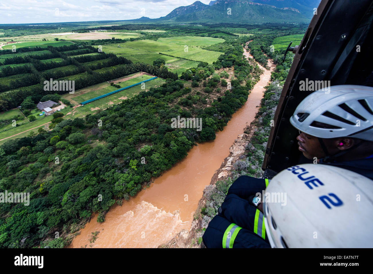 Polizei und Luftwaffe Mannschaft Suche nach eingeschlossenen Überlebenden im Hochwasser. Stockfoto