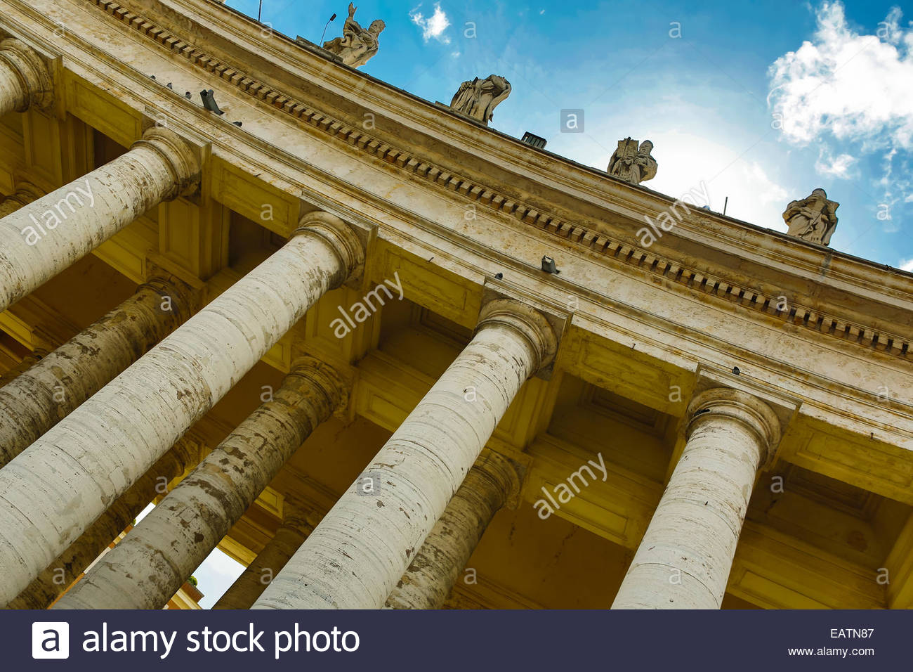 Die Kolonnaden, ist eine architektonische Besonderheit in St. Petersplatz Stockfoto