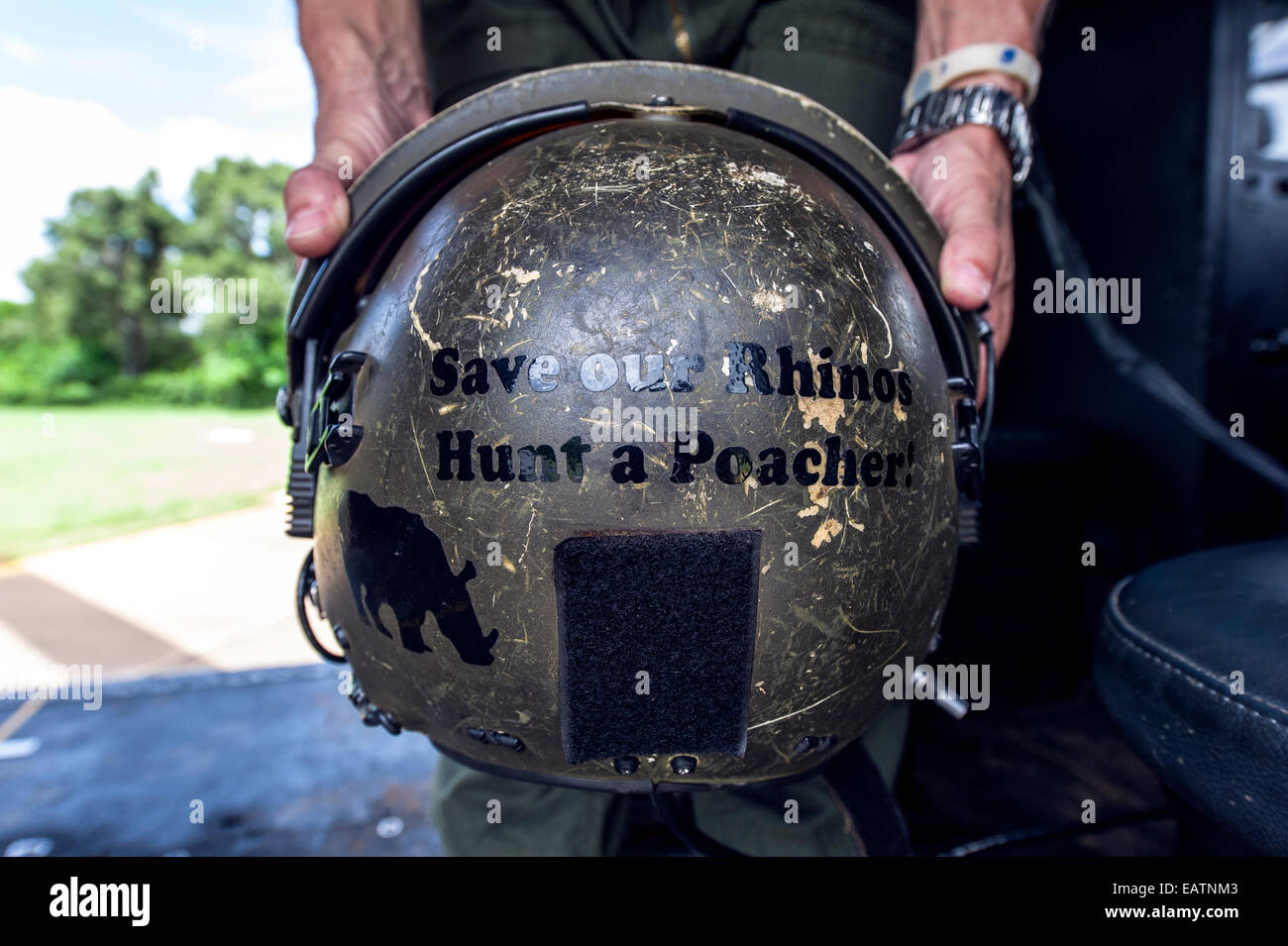 Luftwaffe Helm mit Nashorn-Wilderei Slogan auf der Rückseite. Stockfoto