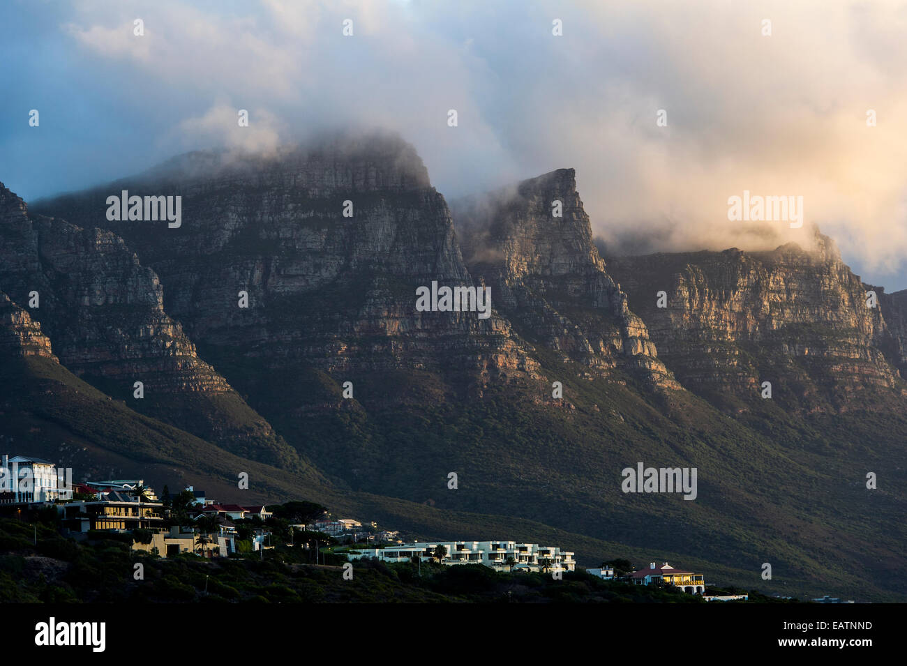 Stadtteilentwicklung an den Hängen der schroffen Küstengebirge. Stockfoto