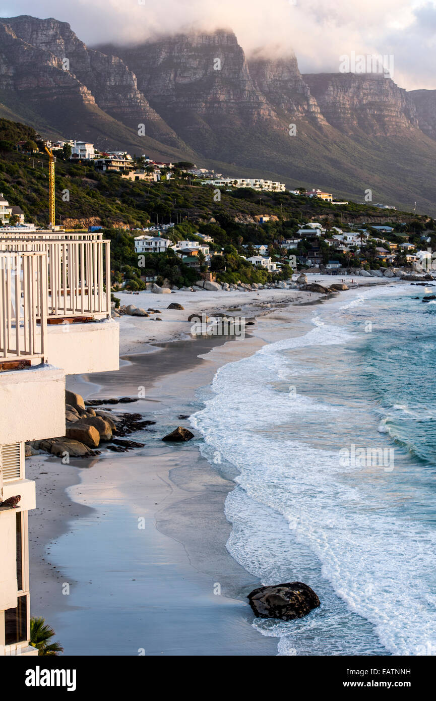 Holiday Apartment Balkon mit Blick auf das Meer bei Sonnenuntergang. Stockfoto