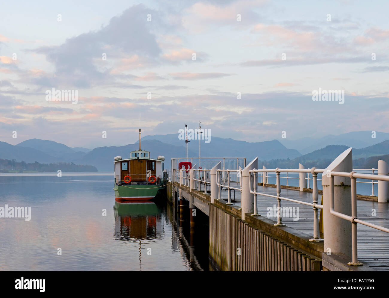 Dampfer festgemacht an Pooley Brückenpfeilers auf Ullswater, Nationalpark Lake District, Cumbria, England UK Stockfoto