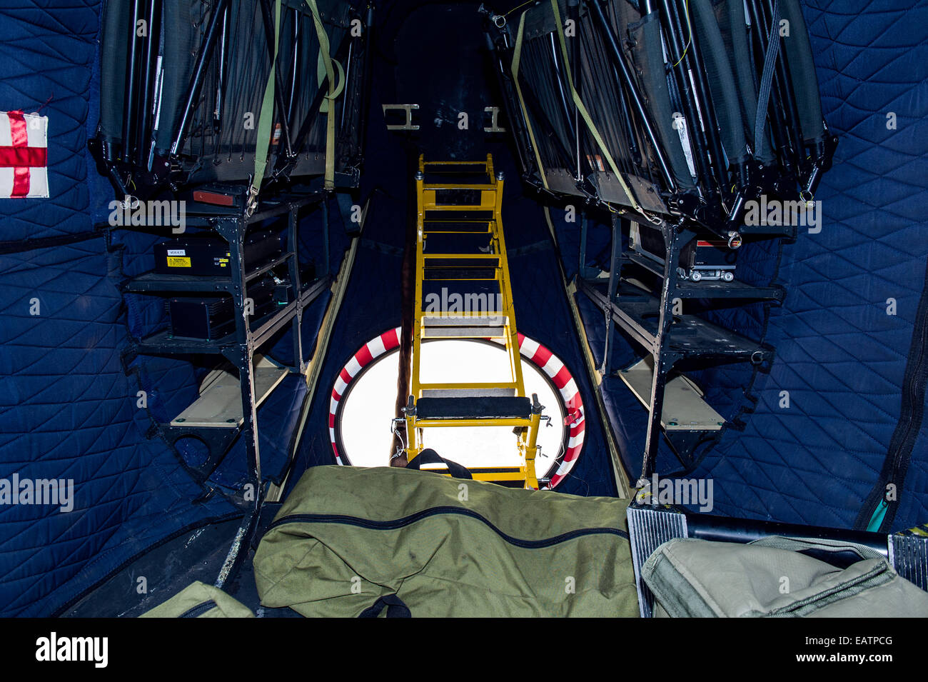 Notfallausrüstung und menschliche Körper Taschen in einem Atlas Oryx-Hubschrauber. Stockfoto