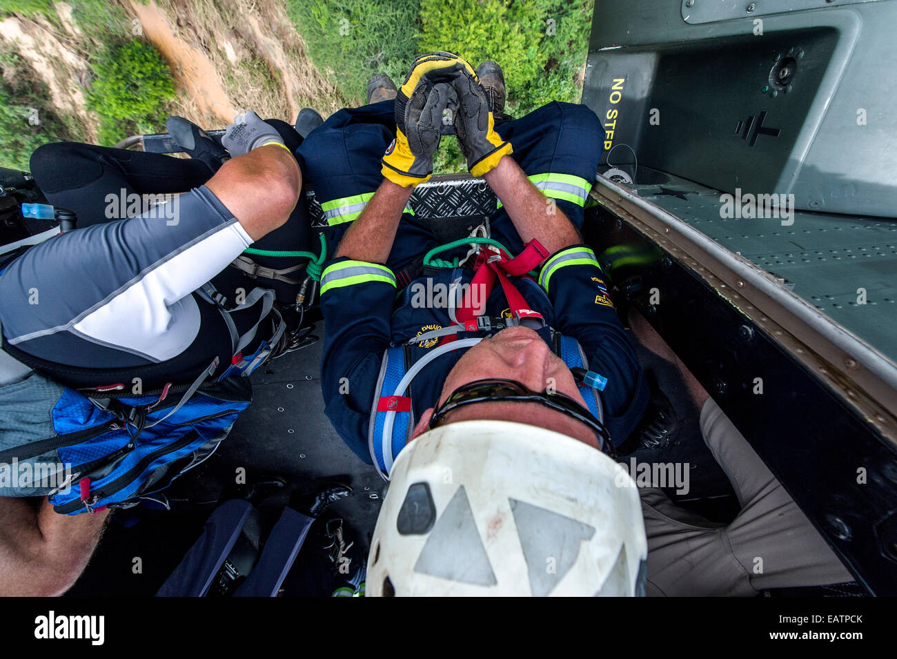 Polizei und Rettungskräfte Airforce Suche nach Überlebenden gefangen Flut. Stockfoto