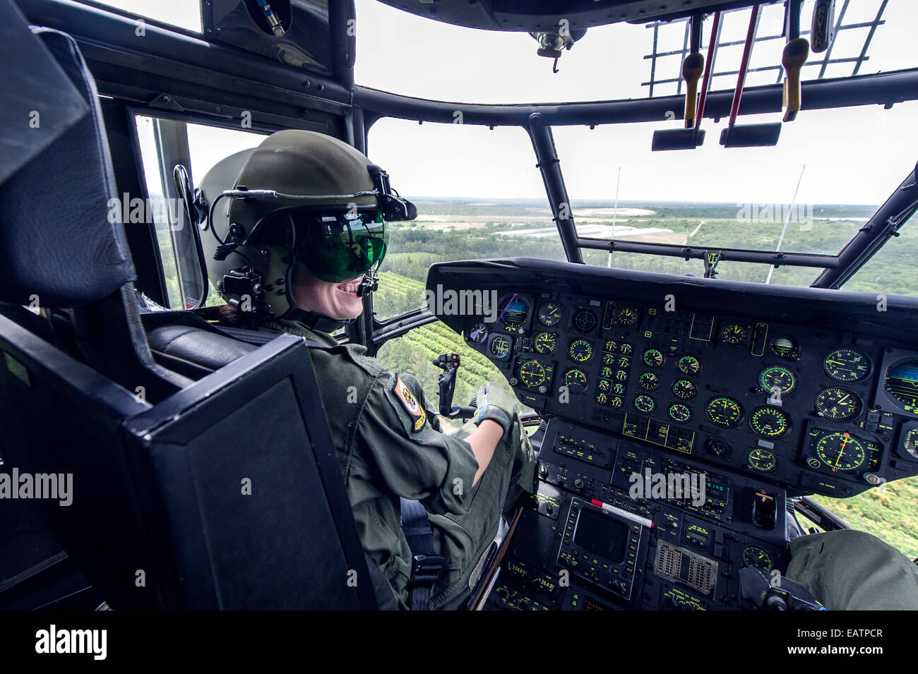 Ein Atlas Oryx Hubschrauberpilot bei der Flugsteuerung im Cockpit. Stockfoto