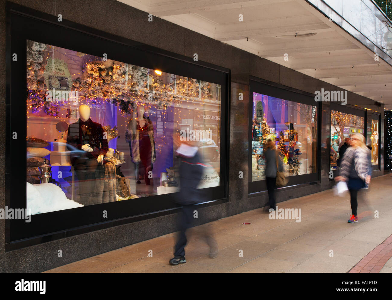 Täglichen Lebensstil Straßenszenen in Manchester UK, November 2014 20. House of Fraser Weihnachten Anzeige gegenüber der King Street, wo festliche saisonale Verkaufsstände, die jetzt in der 1. Avenue installiert wurden, Spinning Felder & Bridge Street als die größte, die jemals Dickensian Festival, überhaupt für den Handel in der Stadt, bereitet sich auf ein ereignisreiches Wochenende. Dieser Markt hat sich Manchester City Centre fest auf die Weihnachten Karte - der Weihnachtsmarkt hat nicht nur einen tollen Ort zum Shoppen, aber auch ein sehr beliebtes Reiseziel in seinem eigenen Recht. Stockfoto