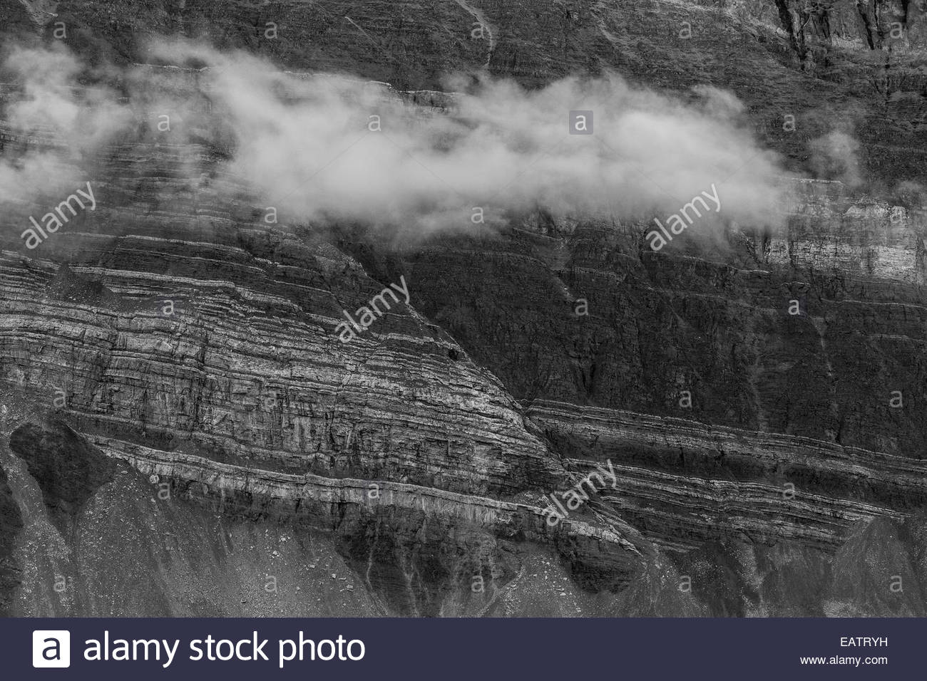 Detail der Sedimentschichten auf einem Berg. Stockfoto