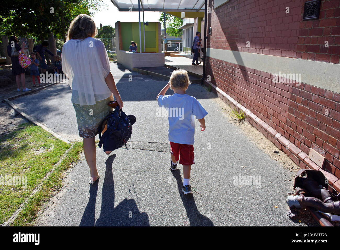 Eine Mutter geht ihr Sohn in den Unterricht an seinem ersten Tag der Schule. Stockfoto