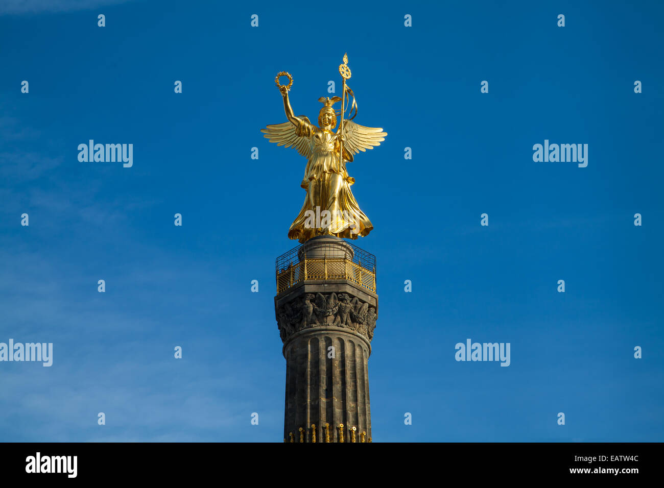 Siegessaeule Berlin und blauer Himmel Stockfotografie - Alamy