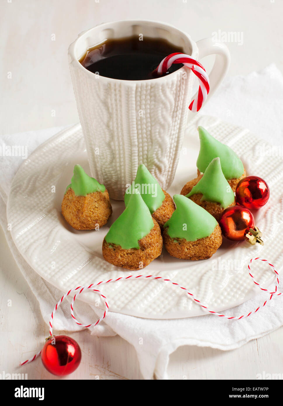 Mandelgebäck für Weihnachten und Tasse Kaffee Stockfoto