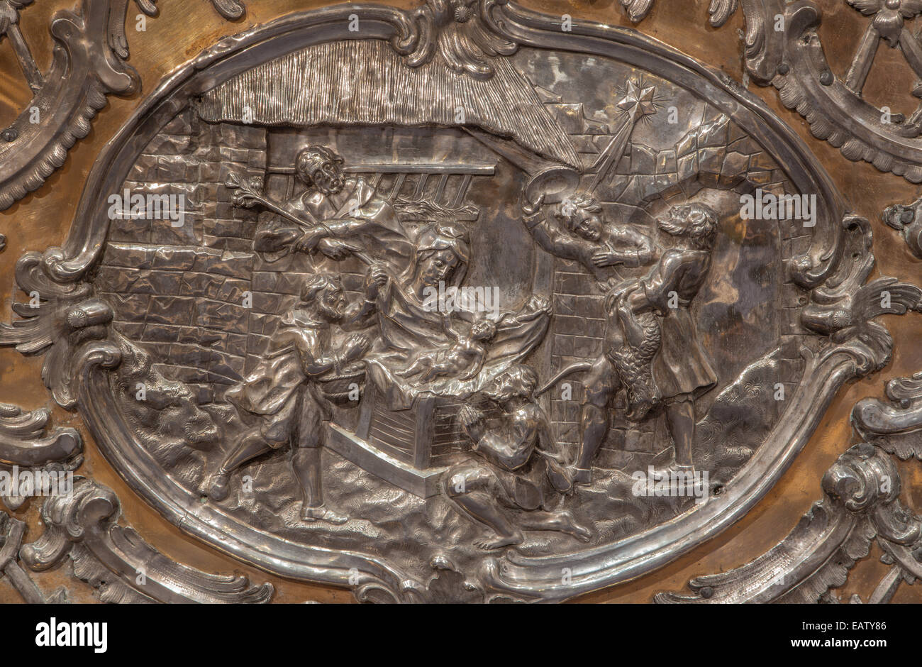 Trnava - das Metall Relief der Geburt Christi auf dem Altar in der Kapelle der Jungfrau Maria entworfen von A. Hütter im St.-Nikolaus-Kirche Stockfoto