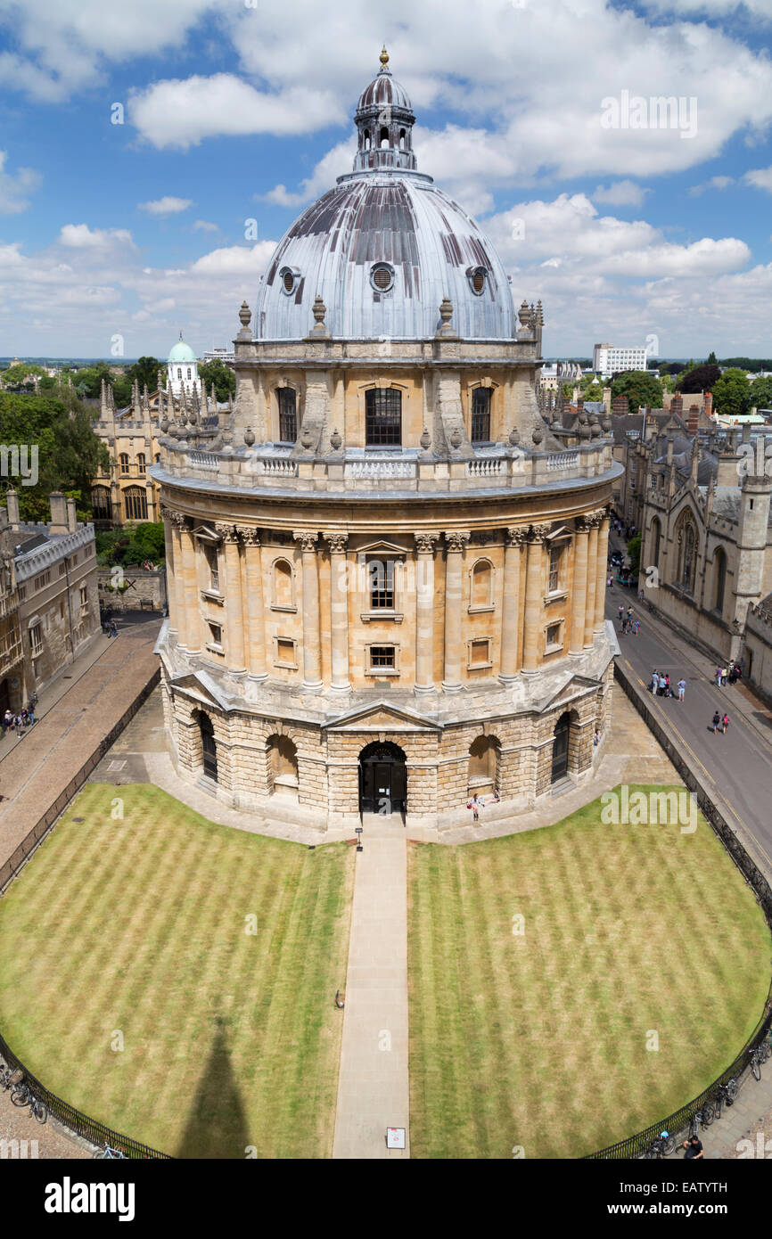 UK, Oxford, erhöhte Ansicht der Bibliothek Radcliffe Kamera vom kirchlichen Standpunkt gegenüber. Stockfoto