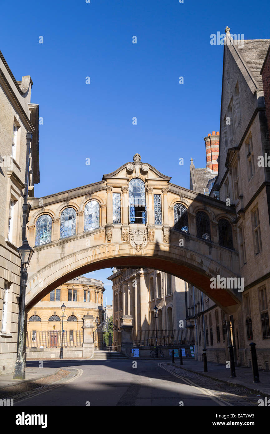 Vereinigtes Königreich, Oxford, Hertford zu überbrücken, auch bekannt als die Seufzerbrücke, verbinden zwei Teile des Hertford College über New College Lane. Stockfoto