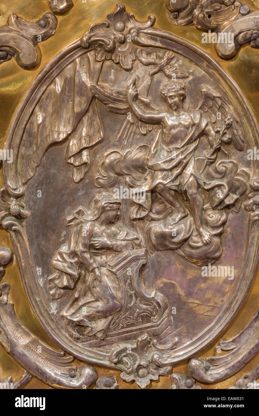 Trnava - Metallrelief der Verkündigung auf dem Altar in der Kapelle der Jungfrau Maria im St.-Nikolaus-Kirche. Stockfoto