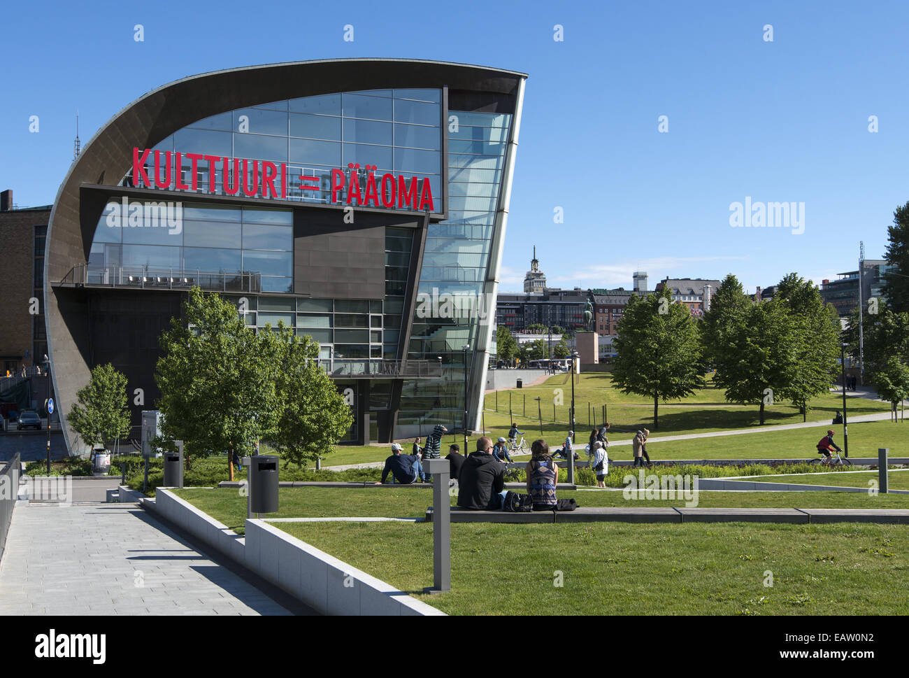 Jugendliche sitzen vor Museum of Contemporary Art Kiasma in Helsinki, Finnland Stockfoto