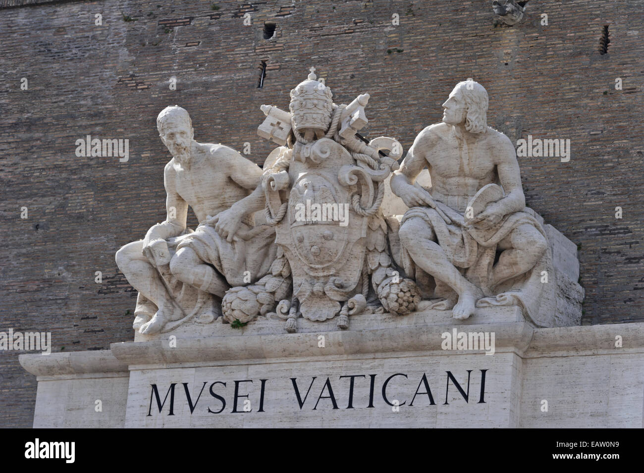 Statuen von Michelangelo und Raphael in den Vatikanischen Museen Statuen von Michelangelo und Raphael in den Vatikanischen Museen