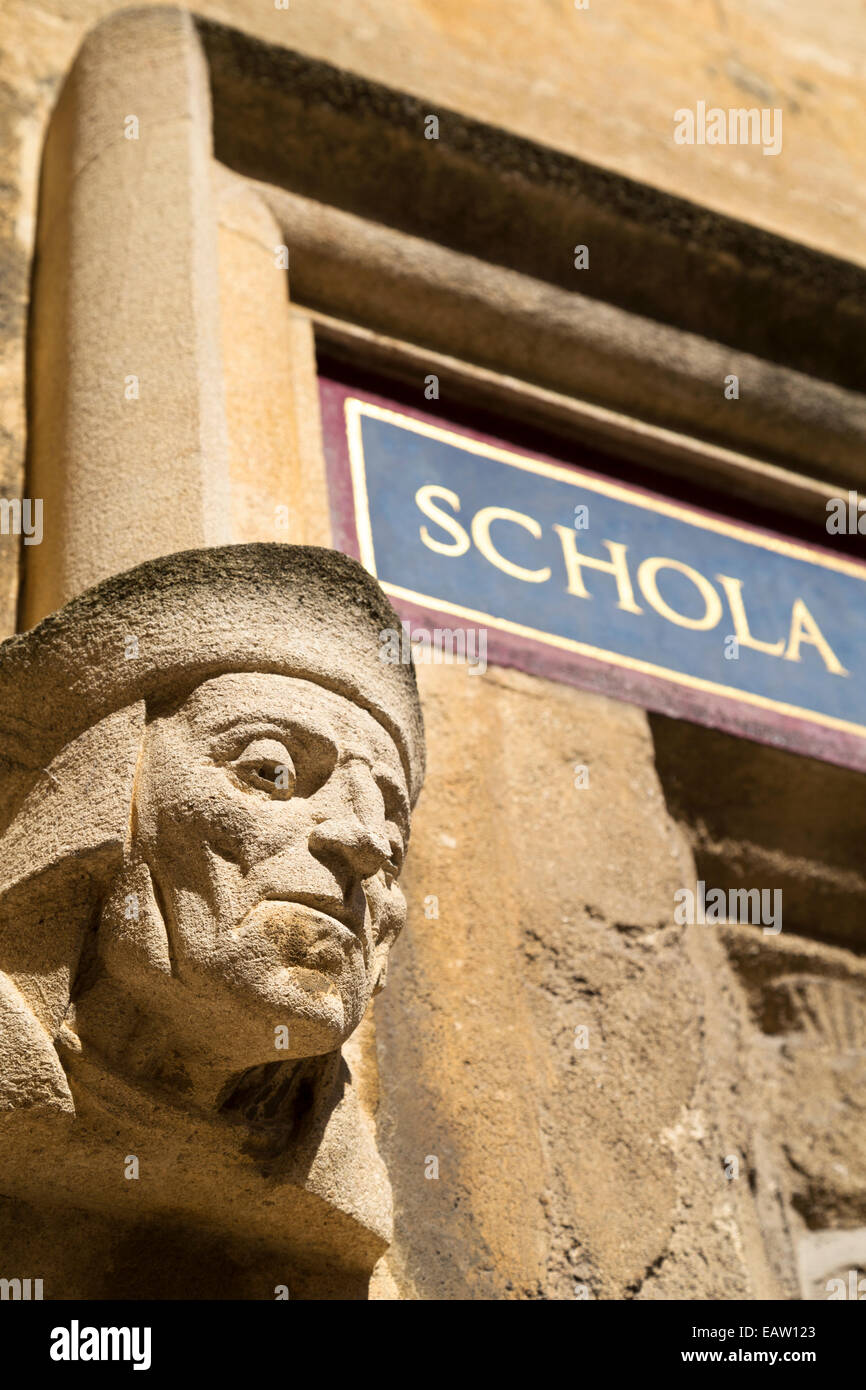 Oxford, UK, Wasserspeier und "Schola" Sign. über der Eingangstür, Bodleian Bibliothek Stockfoto