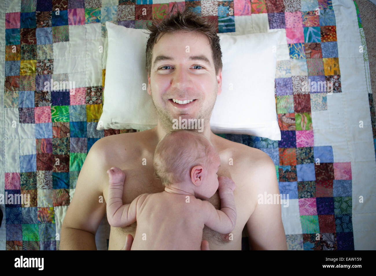 Vater mit Baby auf Brust Stockfoto