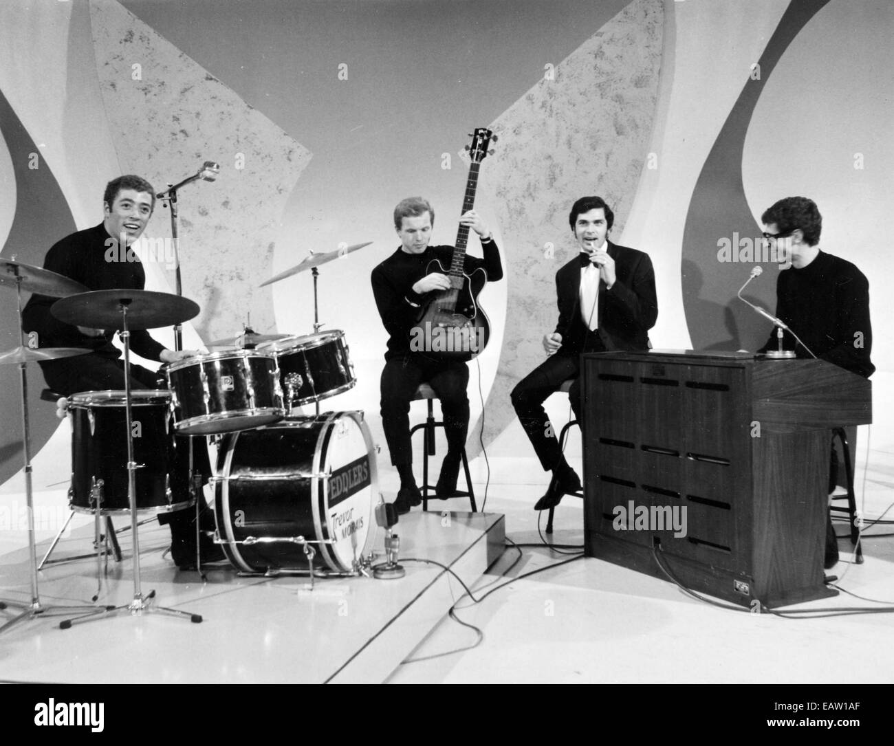 ENGELBERT HUMPERDINCK UK-Pop-Sängerin mit der Hausierer in seiner TV-Show im Jahr 1969 Stockfoto