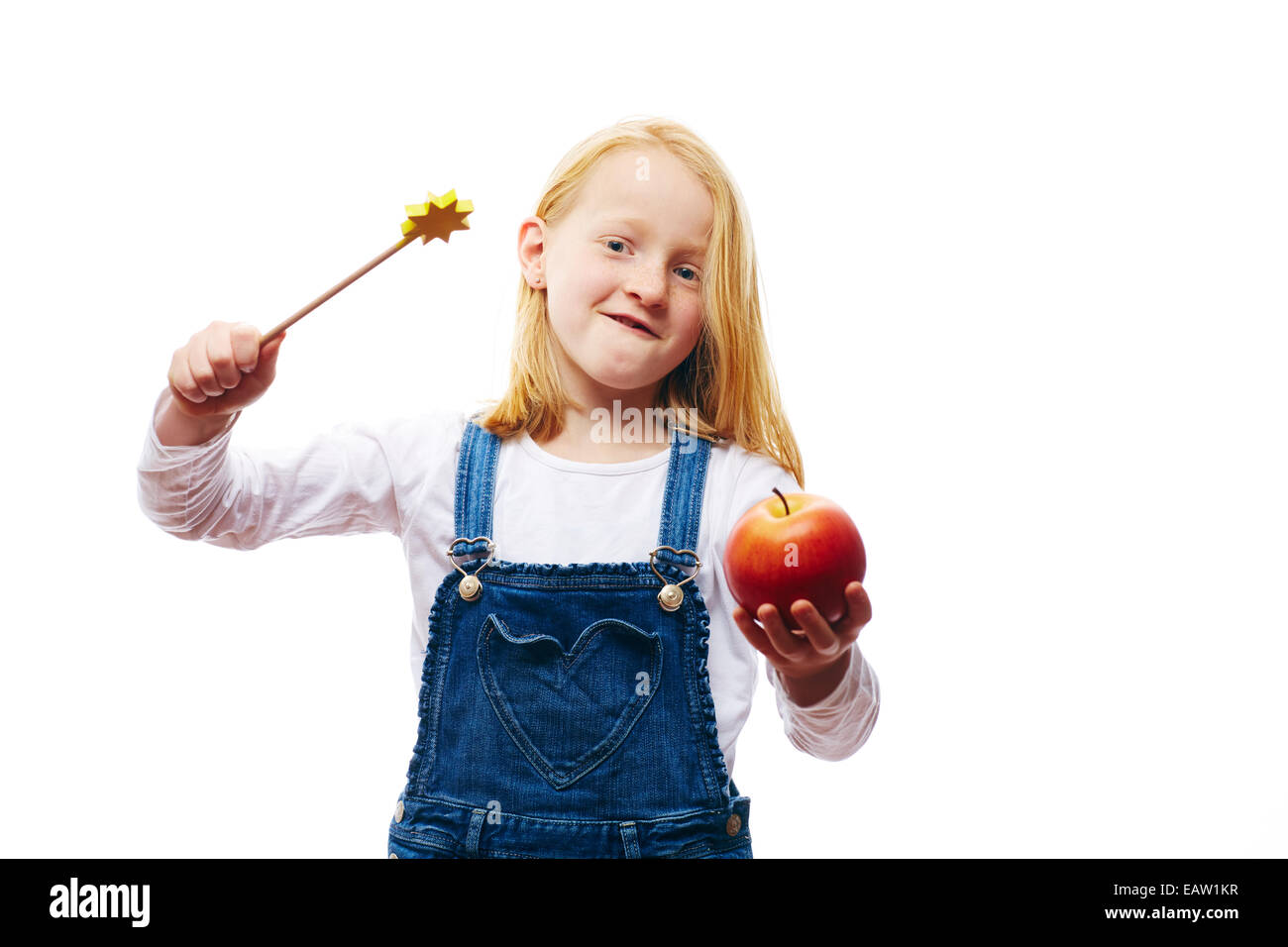 Mädchen verzaubern einen Apfel Stockfoto