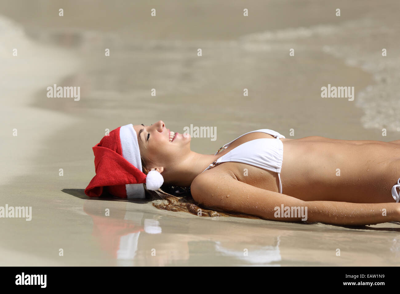 Frau ruht auf dem Sand des Strandes entspannen Sie sich auf Weihnachten Stockfoto