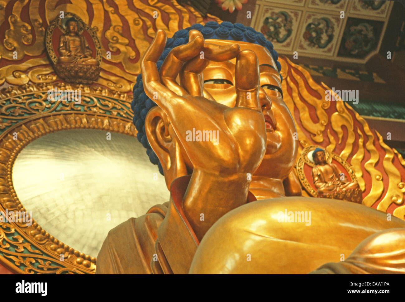 Hangzhou golden Sakyamuni Buddha im Lingyin-Tempel (Tempel der Seele Rückzug) Mahavira Prunksaal Stockfoto