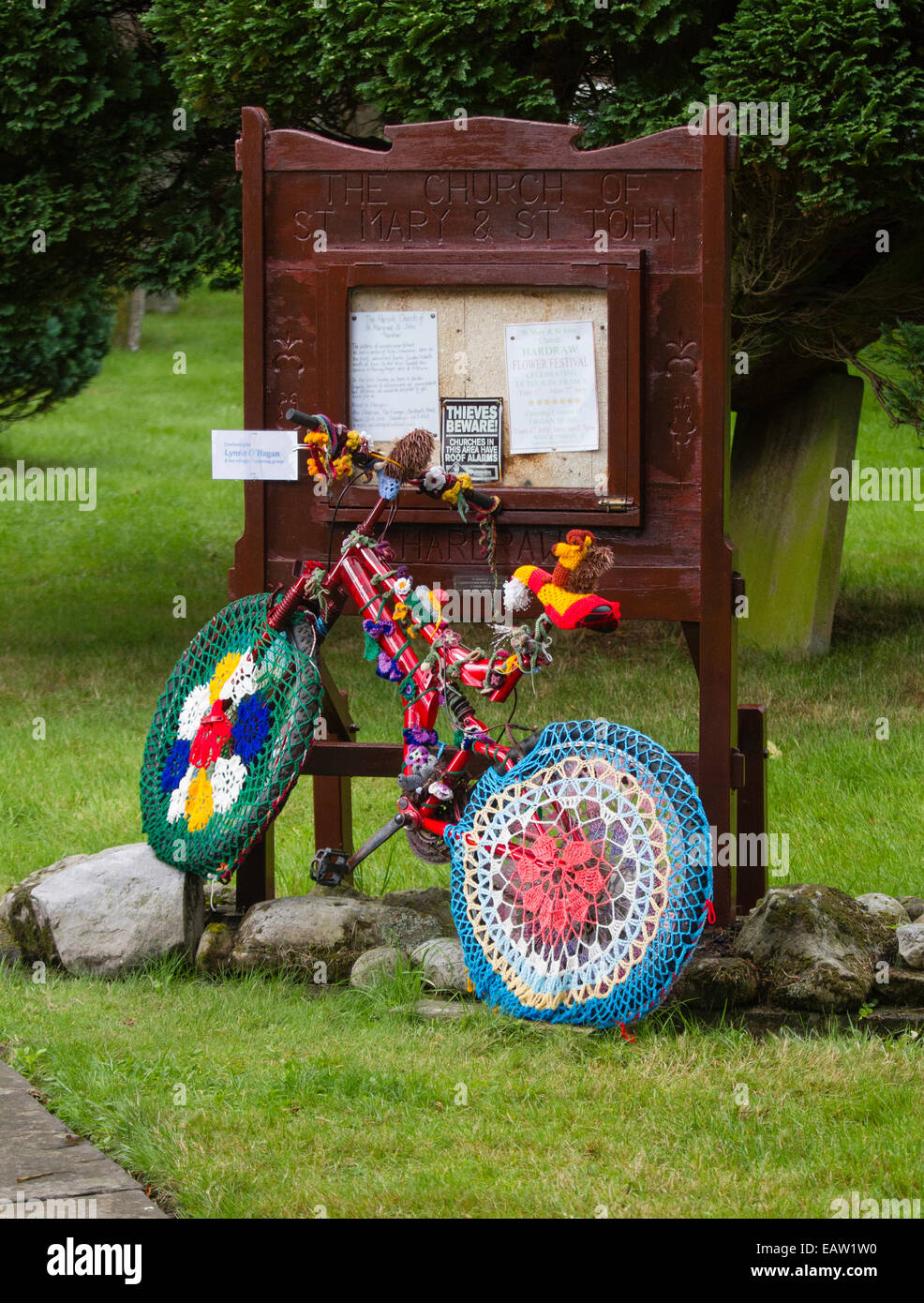 Fahrrad auf dem Friedhof verwendet, der 2014 Tour de France zu Hardraw in den Yorkshire Dales begrüßen dekoriert Stockfoto