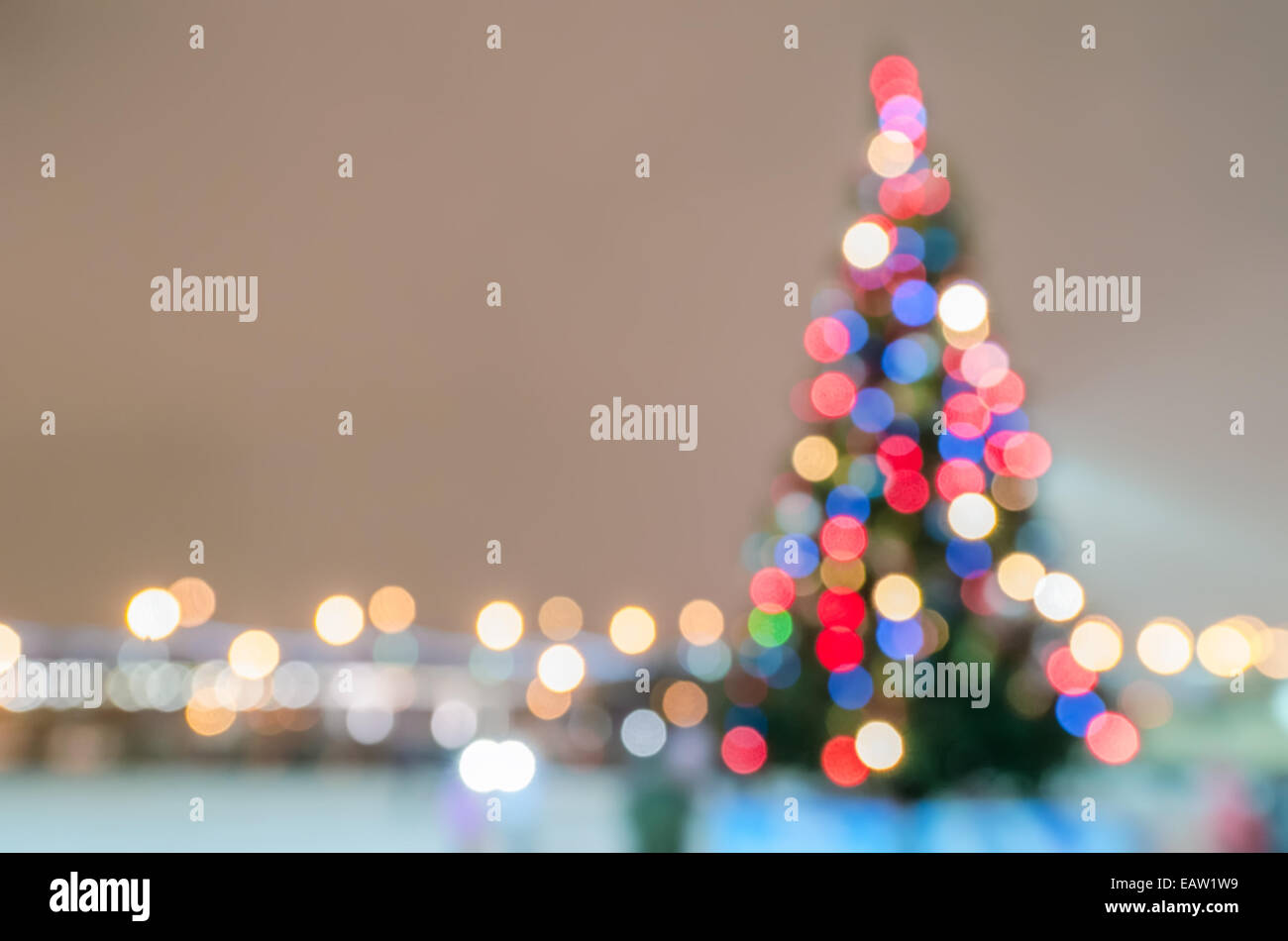 Defokussierten Weihnachtsbaum-Silhouette mit unscharfen Lichter Stockfoto