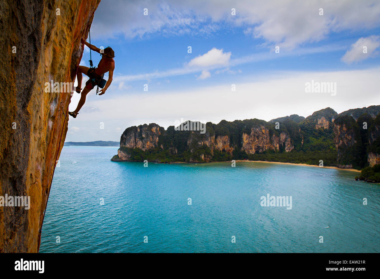 Eine österreichische Bergsteiger Onsighs Orange Saft eine nachhaltige 7 b + (5,12 c) über Railay Bay in Thailand 17. September. Orange Juice ist Stockfoto