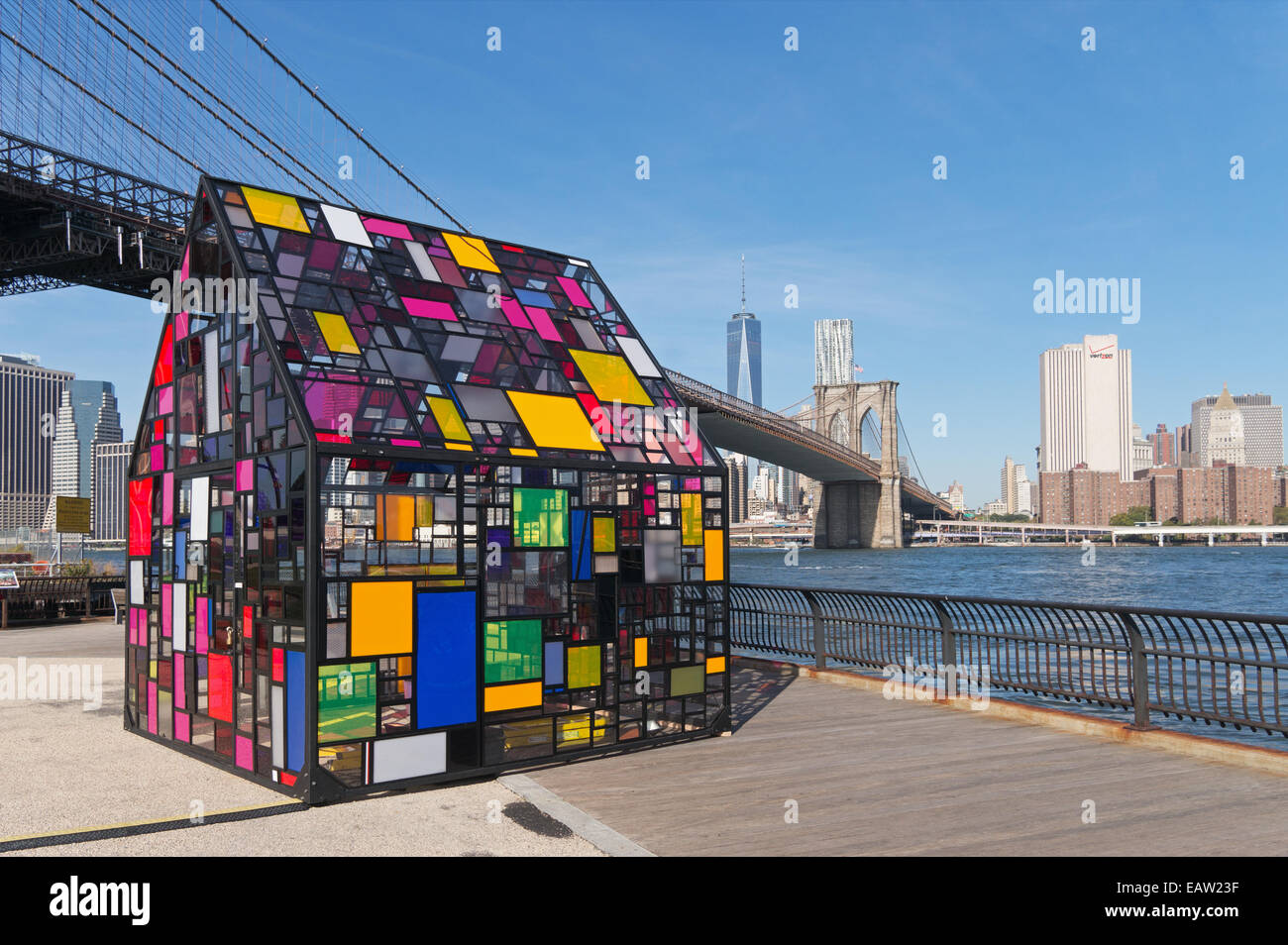 Tom Fruin Skulptur Glashaus oder Kolonihavehus im Brooklyn Bridge Park, New York City, USA Stockfoto