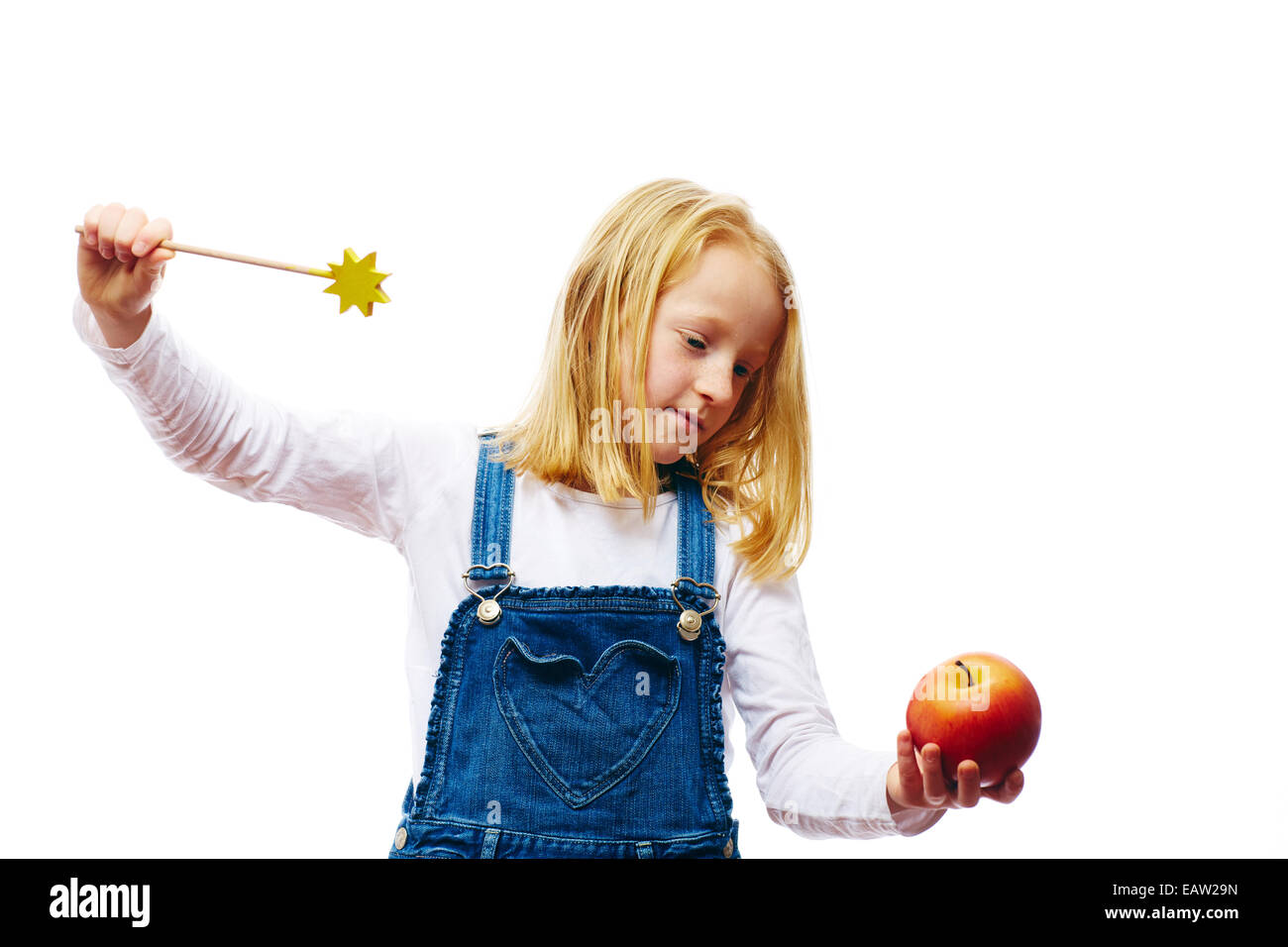 Mädchen verzaubern einen Apfel Stockfoto