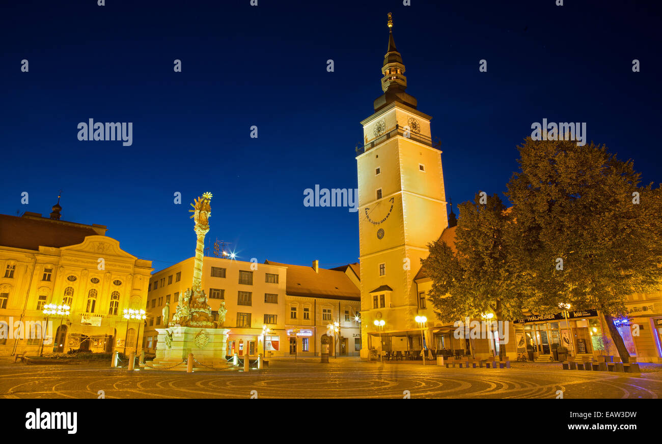 TRNAVA, Slowakei - 14. Oktober 2014: Der Hauptplatz mit dem Glockenturm und die barocke Dreifaltigkeitssäule. Stockfoto
