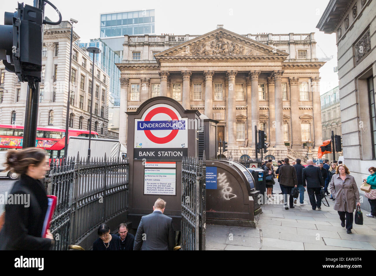 Transport und Pendeln: Bank London Underground Station Eingang in der  Princes Street, die City of London, London Underground, Mansion House  hinter Stockfotografie - Alamy