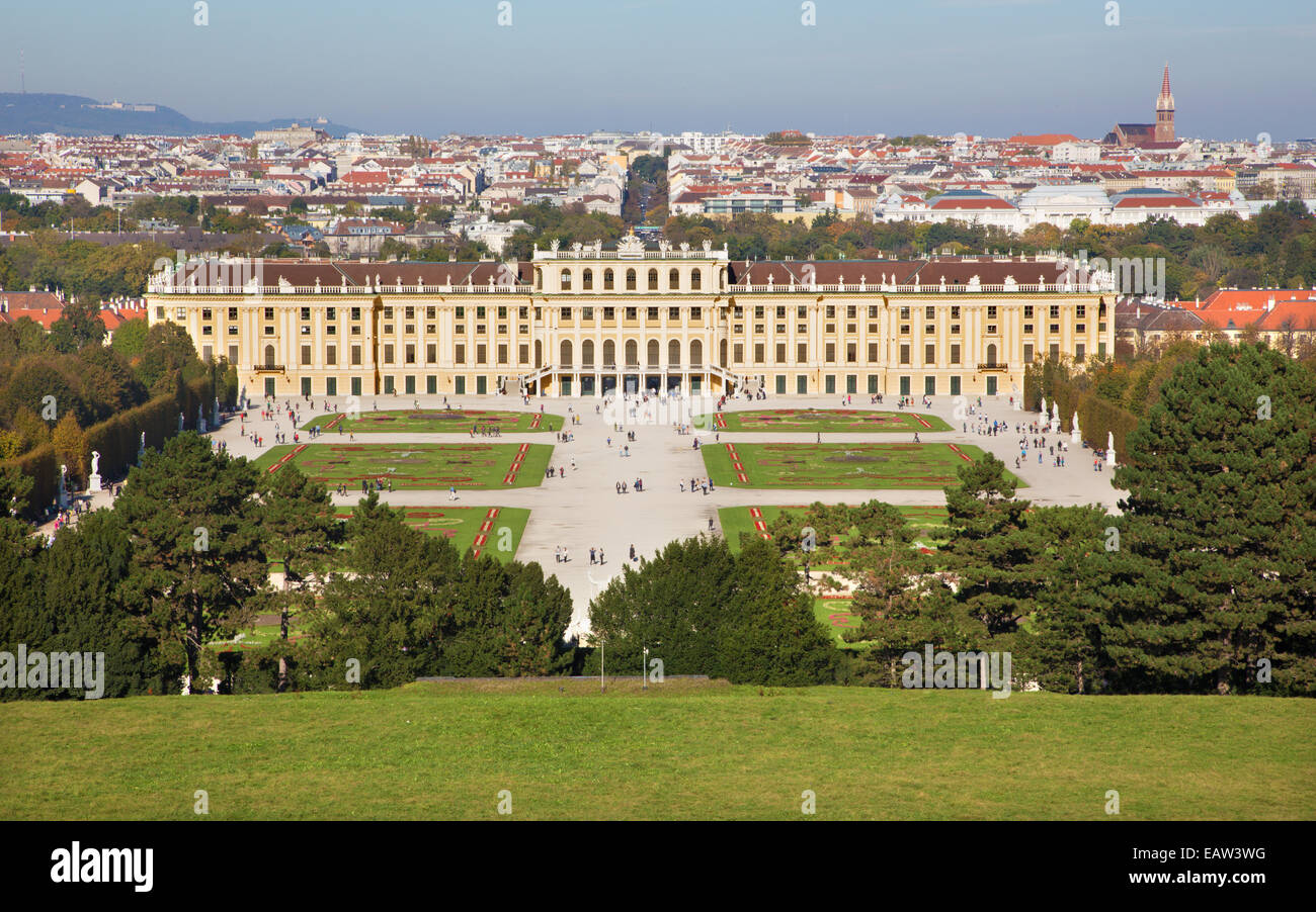 Wien - das Schloss Schönbrunn und die Gärten von Goloriette. Stockfoto