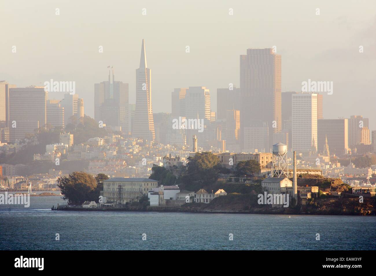 Herrlichem Blick auf Alcatraz und die Skyline von San Francisco in der Abenddämmerung von Angel Island State Park Stockfoto