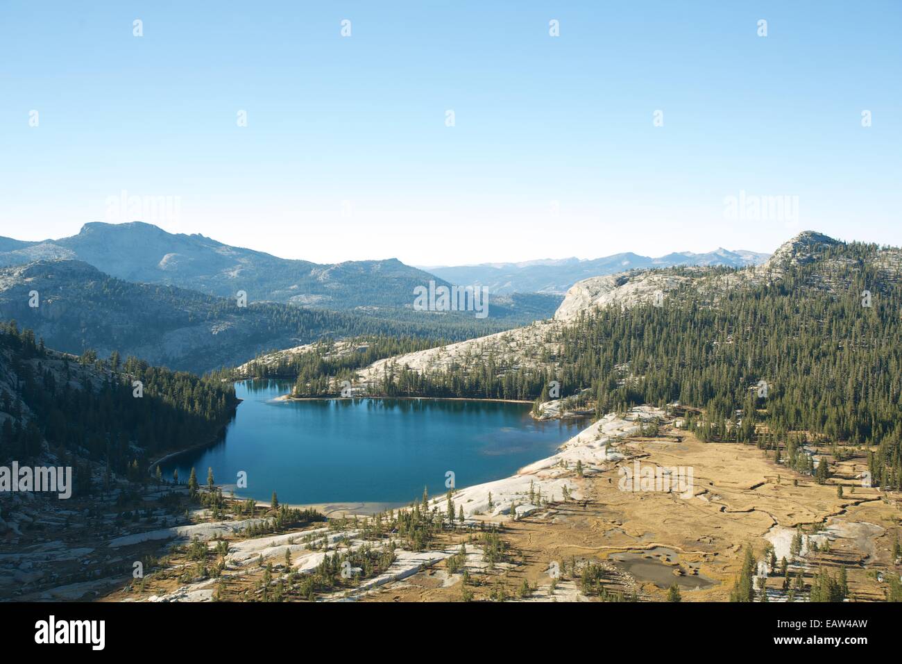 Untersee-Kathedrale betrachtet von Upper Cathedral Lake im Yosemite-Nationalpark Tuolumne Wildnis. Stockfoto