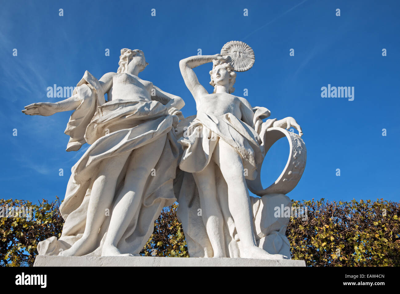 Wien - die Skulptur in den Gärten des Schlosses Belvedere mit der Szene aus der Mythologie. Stockfoto