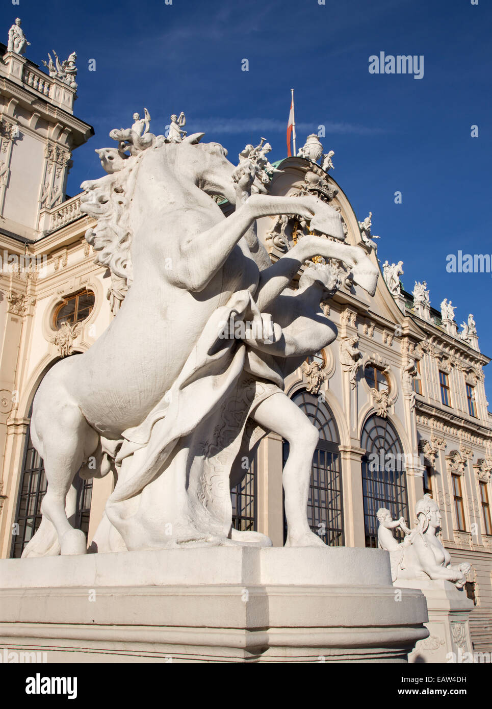 Wien - die Statue vor dem oberen Belvedere auf mit der mythologischen Motiv. Stockfoto