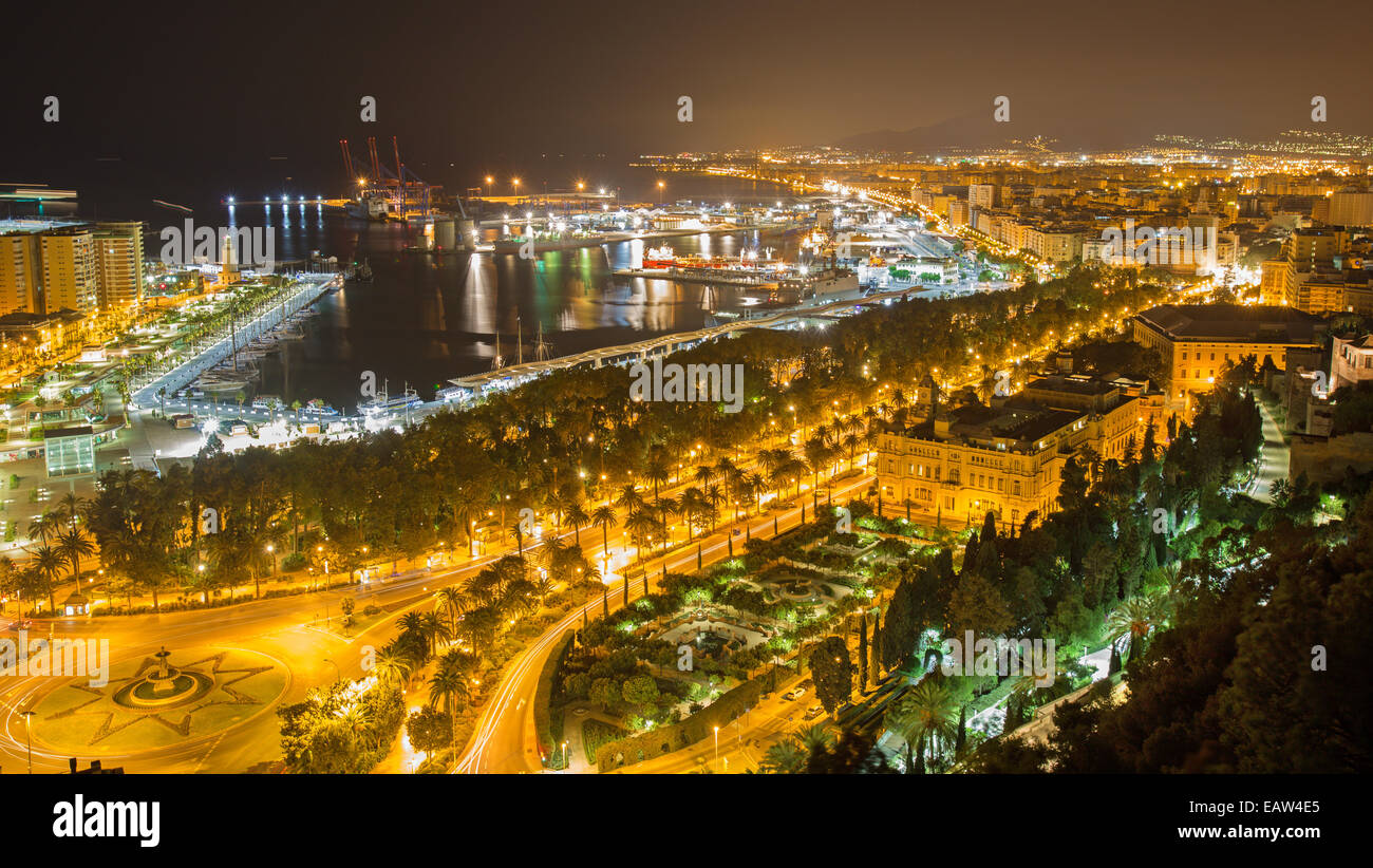 Malaga - nächtlichen Ausblick über die Stadt und den Hafen. Stockfoto
