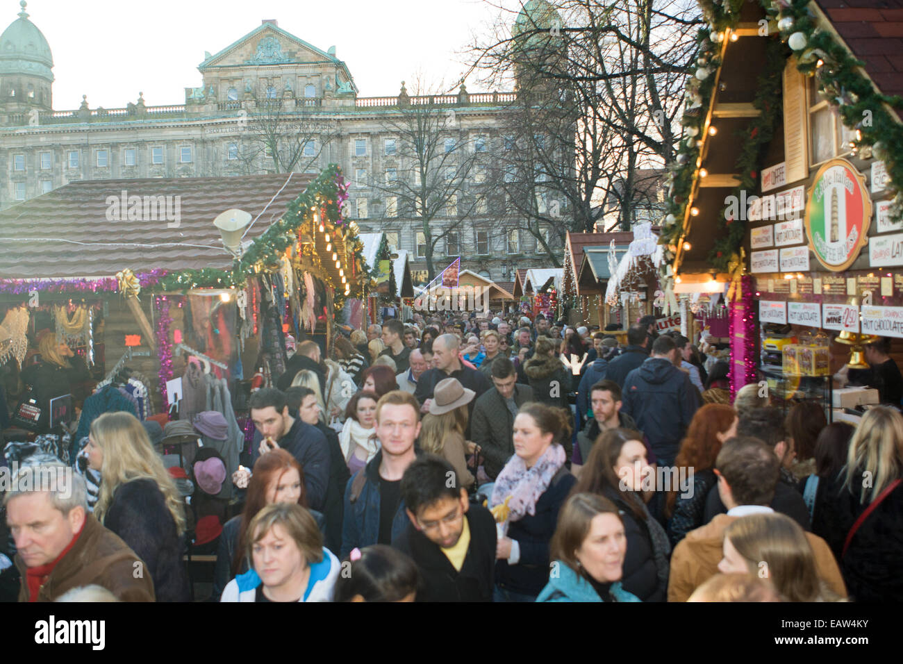 Continental Market Belfast, Großbritannien. November 2014. Eine große Menschenmenge, die auf dem Weihnachtsmarkt herumläuft Stockfoto