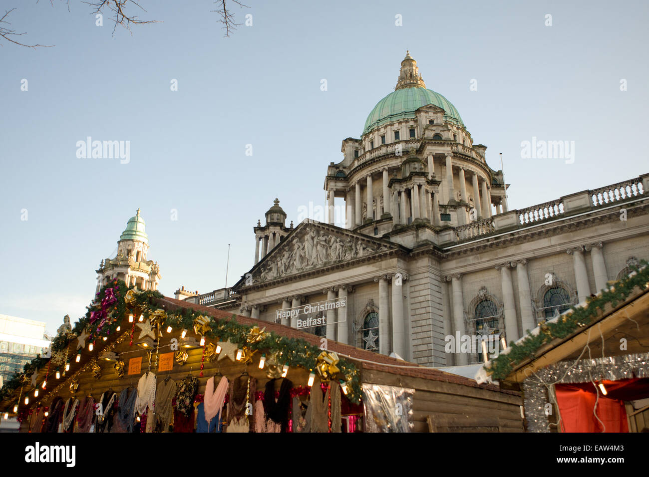 Weihnachten kontinentalen Markt Belfast UK. 17. November 2014. Eine Ansicht der Belfast City Hall mit Weihnachten stand vor Stockfoto
