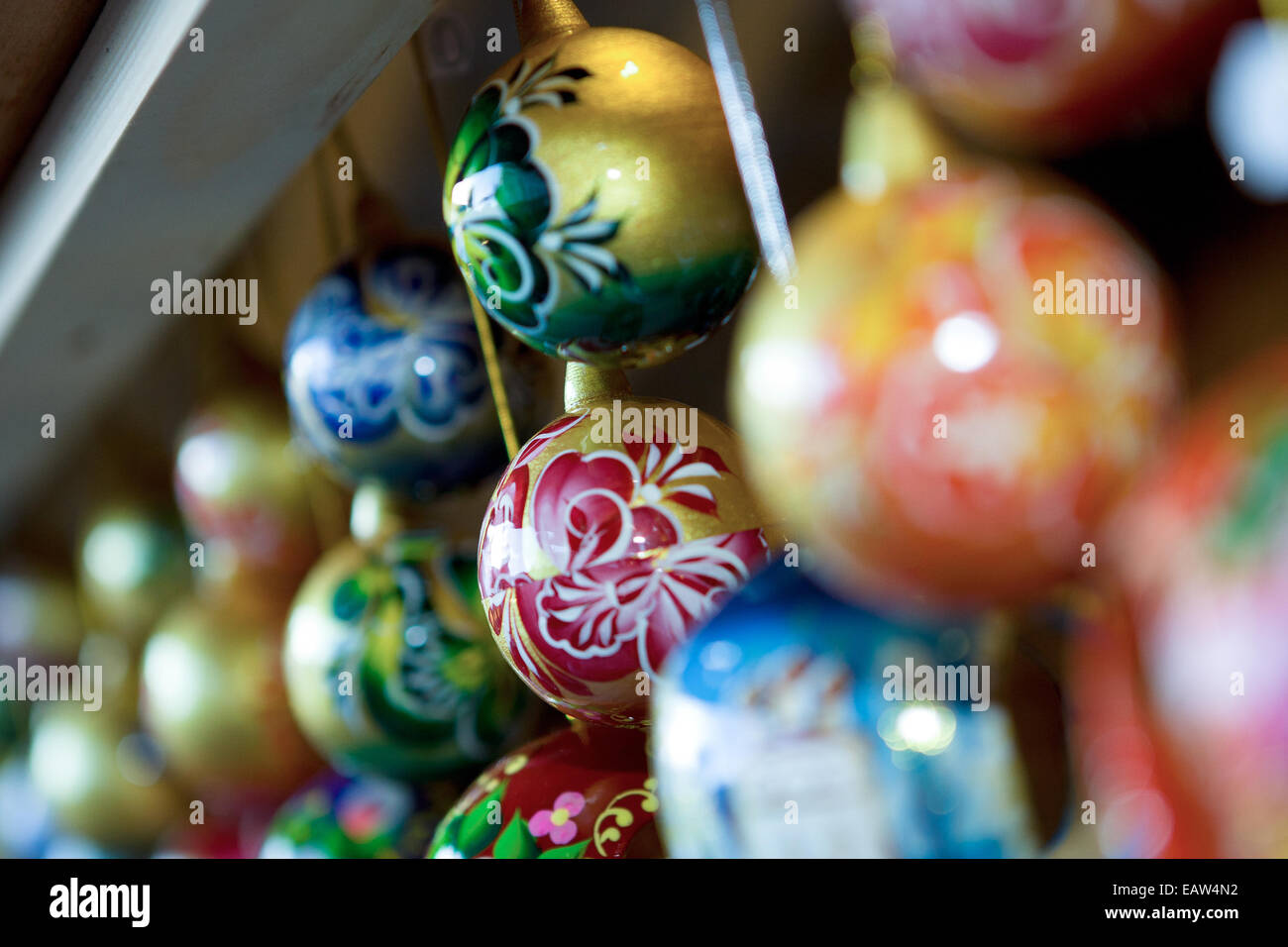 Weihnachten kontinentalen Markt Belfast UK. 17. November 2014. bunten Christbaumschmuck Christbaumkugel Stockfoto