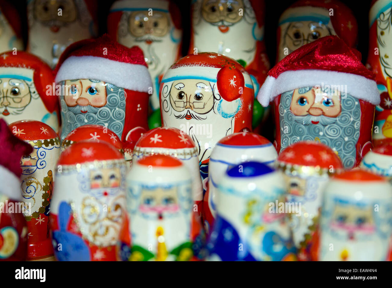 Weihnachten kontinentalen Markt Belfast UK. 17. November 2014. Russische Matroschka Puppen mit Weihnachtsmann Dekoration Stockfoto