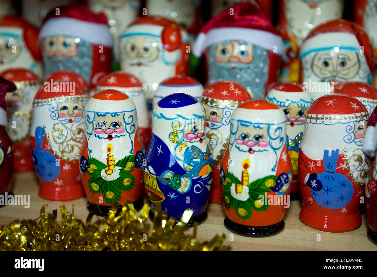 Weihnachten kontinentalen Markt Belfast UK. 17. November 2014. Russische Matroschka Puppen mit Weihnachtsmann Dekoration Stockfoto