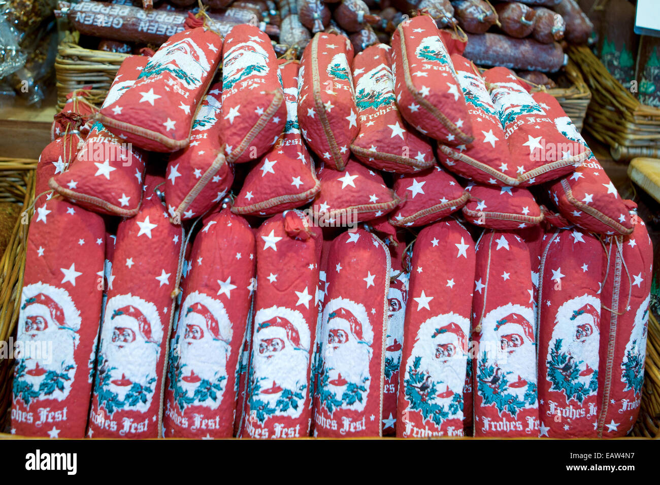 Weihnachten kontinentalen Markt Belfast UK. 17. November 2014. Weihnachten dekoriert Salami es auf Verkauf im Markt Stockfoto