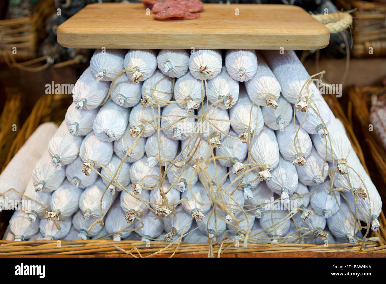 Weihnachten kontinentalen Markt Belfast UK. 17. November 2014. White Salami auf Markt. Mit Schnur gebunden. Stockfoto
