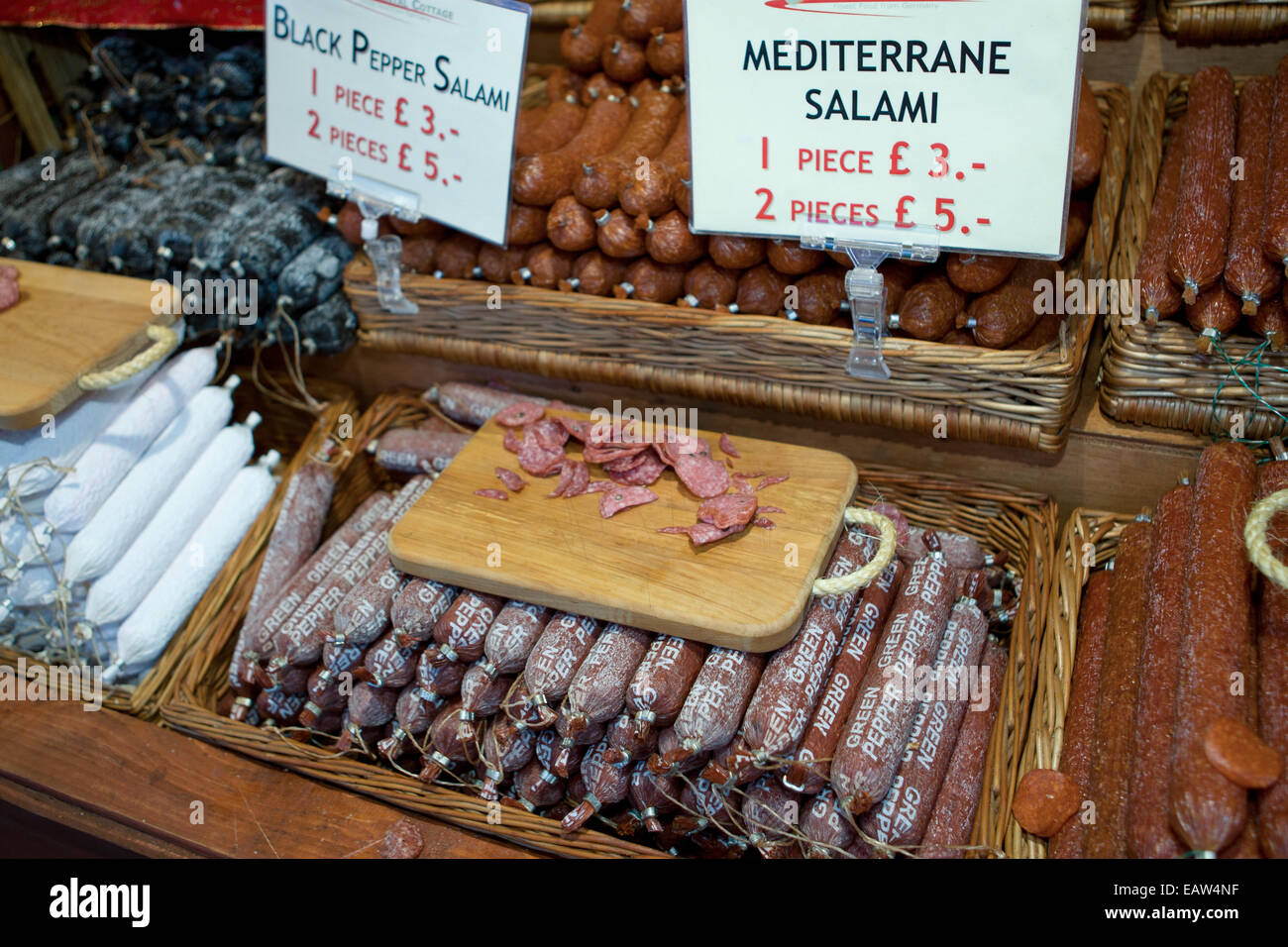 Weihnachten kontinentalen Markt Belfast UK. 17. November 2014. Eine unterschiedliche Auswahl an Salami Onsale im Markt Stockfoto