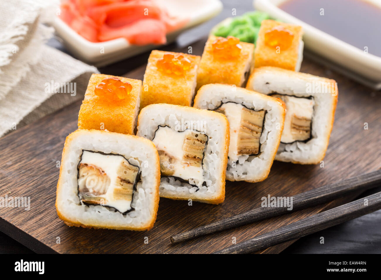 Frittierte Sushi-Rolle mit Aal und japanisches Omelett Stockfoto